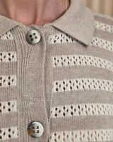 Cardigan de punto color marrón tostado, con cuello camisero, cierre frontal con botones y diseño de rayas sutiles en el tejido. Presenta mangas largas con puños elásticos y corte recto.