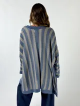 Saco abierto tejido a rayas verticales azules y grises, con mangas largas y corte holgado.