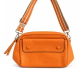 Bandolera color naranja de cuero granulado, con bolsillo frontal con solapa y cierre superior. Cuenta con una correa ajustable de tela a rayas en tonos naranja y beige con herrajes plateados.