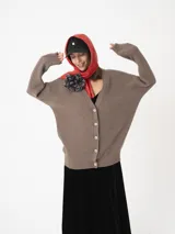 Cardigan marrón de tejido de punto con botones a tono y silueta holgada.