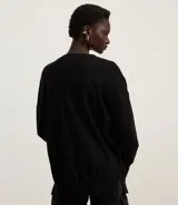 Cardigan de punto básico, con mangas largas y sisa desplazada. Presenta un diseño abierto sin botones, confeccionado en un tejido de punto ligero y versátil.