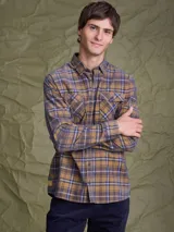 Camisa de manga larga con estampado de cuadros en tonos mostaza, azul y gris. Presenta cuello clásico, cierre frontal con botones y dos bolsillos en el pecho con solapa.