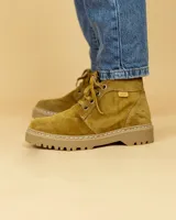 Bota acordonada color marrón de cuero gamuzado, con suela de goma y plataforma.