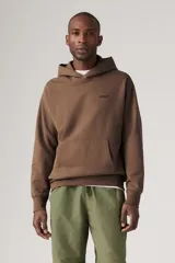 Buzo hoodie marrón de Levi's con logo bordado en el pecho y bolsillo tipo canguro.