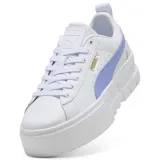 Championes Puma modelo Mayze Classic, de diseño urbano con plataforma elevada. Presentan una base blanca con la franja lateral característica de la marca en color lila y detalles de logo en dorado.
