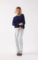 Sweater de punto fino color azul marino, con cuello redondo amplio y mangas largas con puños rectos. Presenta un corte holgado y diseño minimalista.