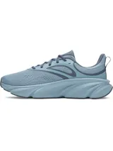 Championes de running Under Armour UA Rogue 6 para hombre, en color celeste con detalles en azul marino y logo en amarillo. Cuentan con capellada de malla transpirable, entresuela amortiguada Charged+ y suela de goma para mayor tracción.