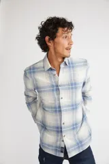 Camisa de viyela a cuadros color ladrillo, azul y blanco, de corte slim fit, manga larga, con bolsillo en el pecho y logo bordado.