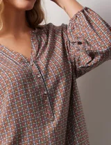 Blusa de gasa estampada marca Grand & Green. Tiene cuello a la base, escote en V y abertura con botones.