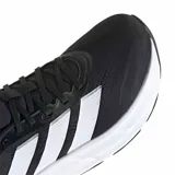 Championes de running Adidas Questar 4 M, de color negro con las clásicas tres tiras laterales en blanco y suela blanca amortiguada.