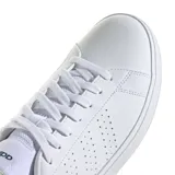 Championes Adidas Advantage Base 2.0 de cuero sintético blanco con perforaciones laterales, cordones y suela de goma.