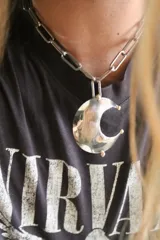 Collar plateado con cadena de eslabones grandes y dije de luna creciente texturizada. El dije está hecho de alpaca y bronce.