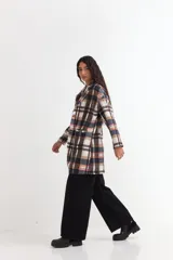 Tapado de paño con diseño a cuadros en tonos marrón, beige, azul y naranja, de corte oversize con solapas clásicas, bolsillos frontales aplicados y cierre de botones.