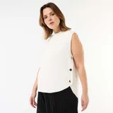 Sweater de punto sin mangas color blanco, con cuello redondo y botones metálicos decorativos en el lateral.