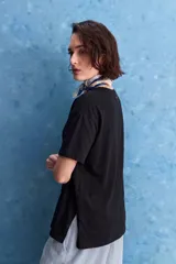 Remera blanca de manga corta, cuello redondo y corte holgado.