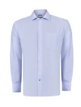 Camisa de manga larga RKF modelo Wf Pc, color celeste con sutiles rayas verticales, de corte regular. Cuenta con cuello clásico, cierre frontal de botones, bolsillo en el pecho con el logo bordado y acabado resistente a las arrugas.
