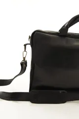 Portafolio de cuero color marrón, con asas superiores reforzadas, correa ajustable desmontable para el hombro y bolsillo exterior con solapa. Diseñado para oficina y uso profesional.
