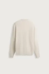 Sweater de punto color beige con textura tipo waffle, cuello redondo y mangas largas con acabado en rib.