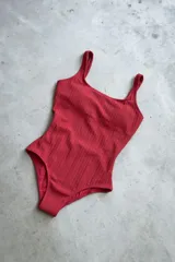 Traje de baño enterizo color ladrillo, con escote recto, tiras anchas, espalda cuadrada y almohadillas desmontables.