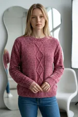 Sweater de chenille color rosado, con cuello redondo, mangas largas y diseño de tejido con rombos en el frente.