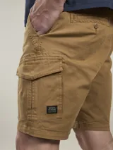 Bermuda cargo color marrón camel, confeccionada en twill con spandex, de calce cómodo y tiro medio. Cuenta con bolsillos laterales con solapa y bolsillos traseros con botón.
