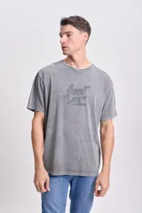 Remera de corte oversize con efecto de lavado gastado en color negro. Presenta cuello redondo y estampa frontal con la frase Street Life en tono oscuro.