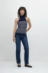 Jean de corte recto y tiro medio, confeccionado en denim de color azul oscuro con acabado clásico.