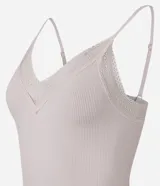Blusa de pijama seamless color blanco de la marca Lov, confeccionada en poliamida con elastano. Presenta tirantes finos y detalle de encaje en el escote en V.