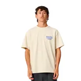 Remera de algodón color beige, de manga corta y corte holgado, con pequeño estampado tipográfico azul en el pecho.