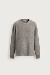 Sweater de punto color beige, de corte relajado, con cuello redondo y diseño texturizado en estructura waffle.