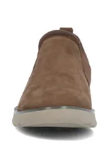 Zapatillas tipo slip on color marrón con inserciones elásticas laterales cruzadas y suela de goma en tono tostado.