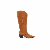 Bota alta de gamuza 100% cuero color marrón capuchino, con punta fina, taco bajo ancho y costuras artesanales decorativas a lo largo de la caña.