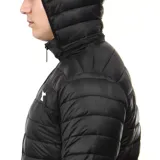 Campera puffer de abrigo marca Diadora, color negro, con diseño acolchado horizontal, capucha integrada y cierre frontal completo. Posee bolsillos laterales con cierre y el logo de la marca en contraste sobre el pecho.
