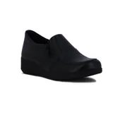 Zapato Comfortflex negro de cuero sintético, con cierre lateral y plataforma baja.