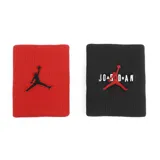 Set de dos muñequeras deportivas Jordan Jumpman Terry Bands, una en color rojo con el logotipo Jumpman bordado en negro y otra en color negro con el logotipo bordado en rojo acompañado del texto 'Jordan'.
