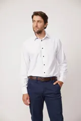 Camisa blanca de Florenzi de algodón con botones negros.