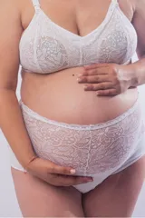 Bombacha maternal de tiro alto confeccionada en algodón, con panel frontal de puntilla elastizada diseñada para adaptarse al crecimiento de la panza durante el embarazo.