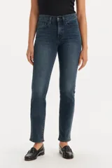 Pantalón de jean de tiro alto, corte recto y color azul oscuro.