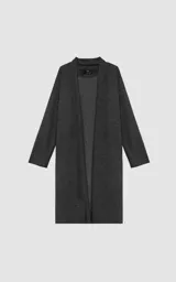 Sacón largo de corte regular, confeccionado en tela simil paño color gris oscuro. Presenta diseño abierto, mangas largas con terminaciones al corte y bolsillos laterales ocultos.