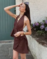 Collar artesanal con dije central de metal con textura orgánica irregular que evoca una ostra. El dije está montado sobre un cordón de algodón natural, permitiendo un uso versátil y regulable.