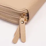 Bandolera semicircular de cuero sintético color beige, con doble compartimento con cierre, bolsillos frontales con cierre y tiradores decorativos. Incluye correa ajustable y desmontable.