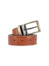 Cinturón de cuero marrón con hebilla metálica rectangular color bronce.