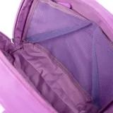 Portacosmético de diseño rectangular con bordes redondeados, confeccionado en material textil color lila. Cuenta con doble cierre superior y asas fijas para transporte manual. Presenta el logo de la marca grabado en el centro del frente.