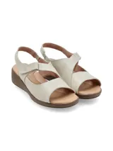 Sandalia de cuero color crudo, con plataforma baja y ajuste con velcro.