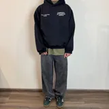 Canguro negro con capucha, corte boxy y estampado frontal con la frase "Community of talented people" y "Duxon Creative Studio est.1982".