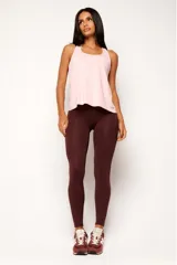 Musculosa deportiva blanca de corte holgado, con espalda estilo nadador y logo pequeño en el ruedo.