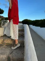 Guillerminas color beige confeccionadas en cuero, con suela y puntera de goma y plataforma de 4 cm.