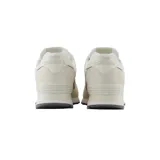 Championes New Balance modelo WL574RBL, color blanco hueso o crema, con detalles en blanco y suela bicolor. Presentan un upper combinado de gamuza y malla, y tecnología de amortiguación ENCAP en la entresuela.