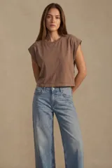 Remera de algodón color rosa, con cuello redondo y mangas cortas con diseño de hombros caídos.
