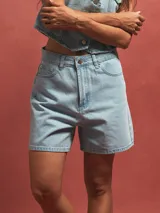 Short de denim celeste claro, de tiro alto y corte recto, con bolsillos clásicos y cierre frontal de botón y cremallera.